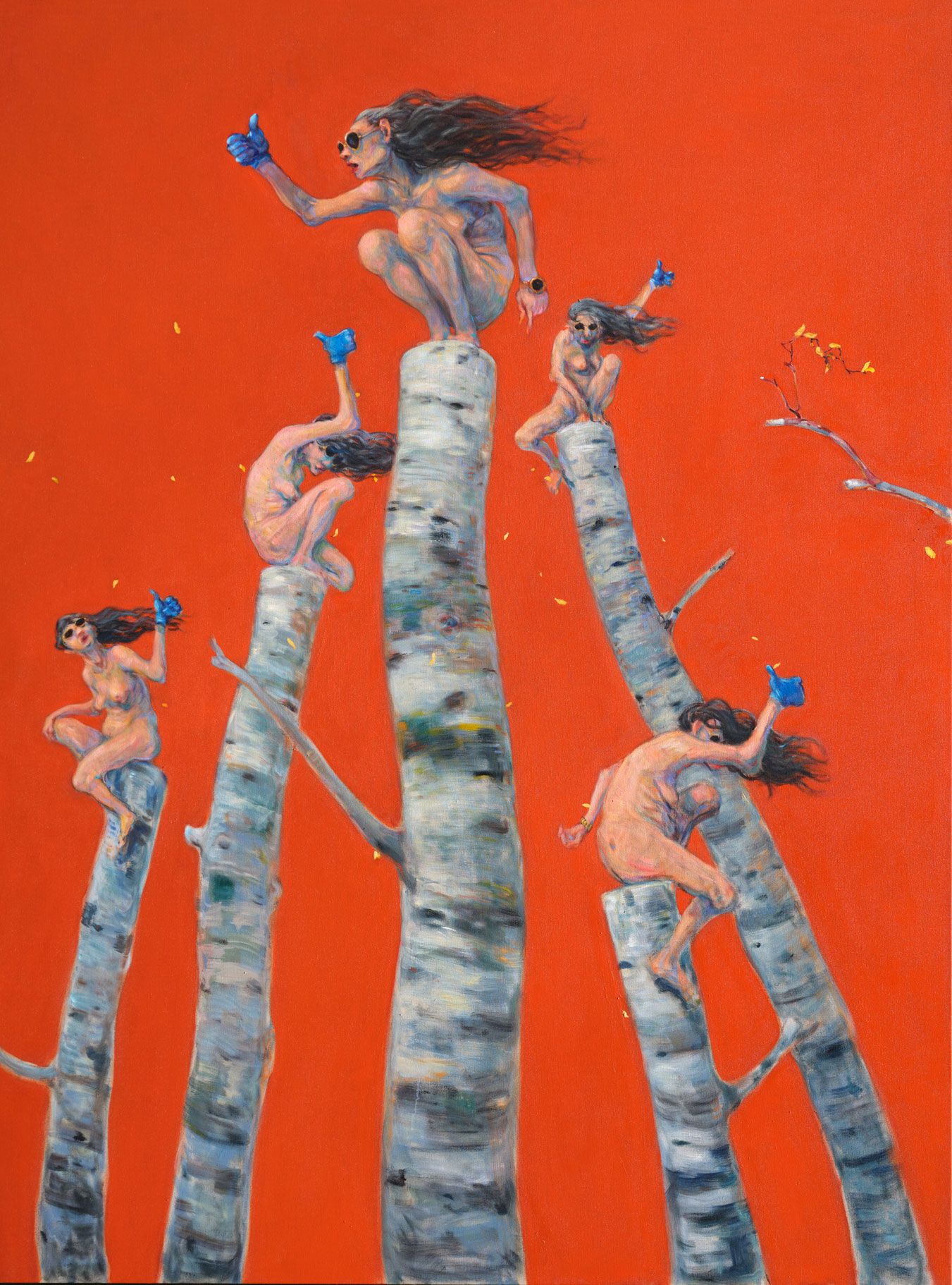 Nøgne kvinder balancerer på høje træstammer mod en intens rød baggrund.