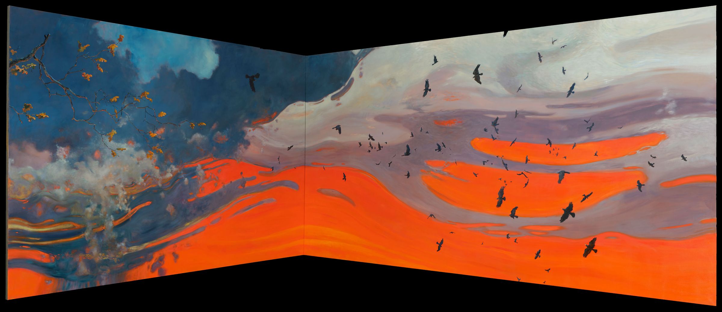 Panoramisk maleri med glødende orange landskab, mørke skyer og mange fugle i himlen.