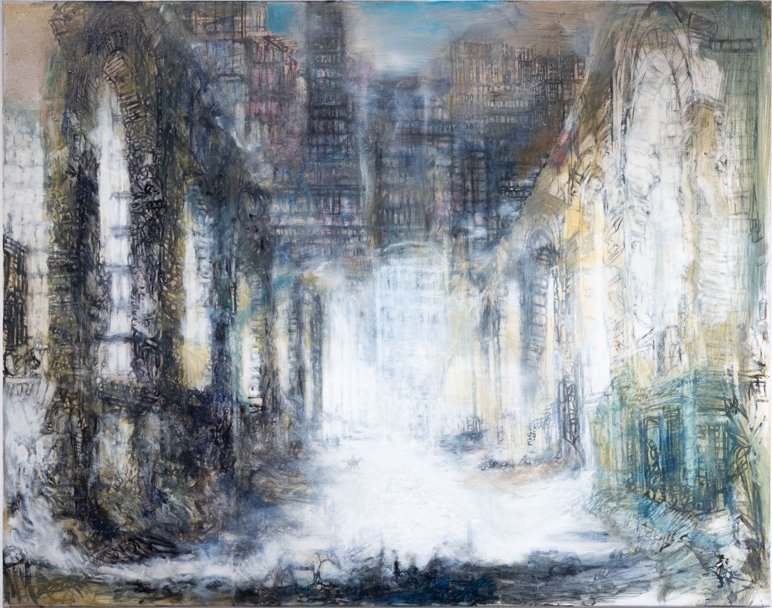 Oliemaleri af urbant byrum med opløste bygninger og lysfyldt centrum i grå og blå toner, Anders Moseholm, 2024