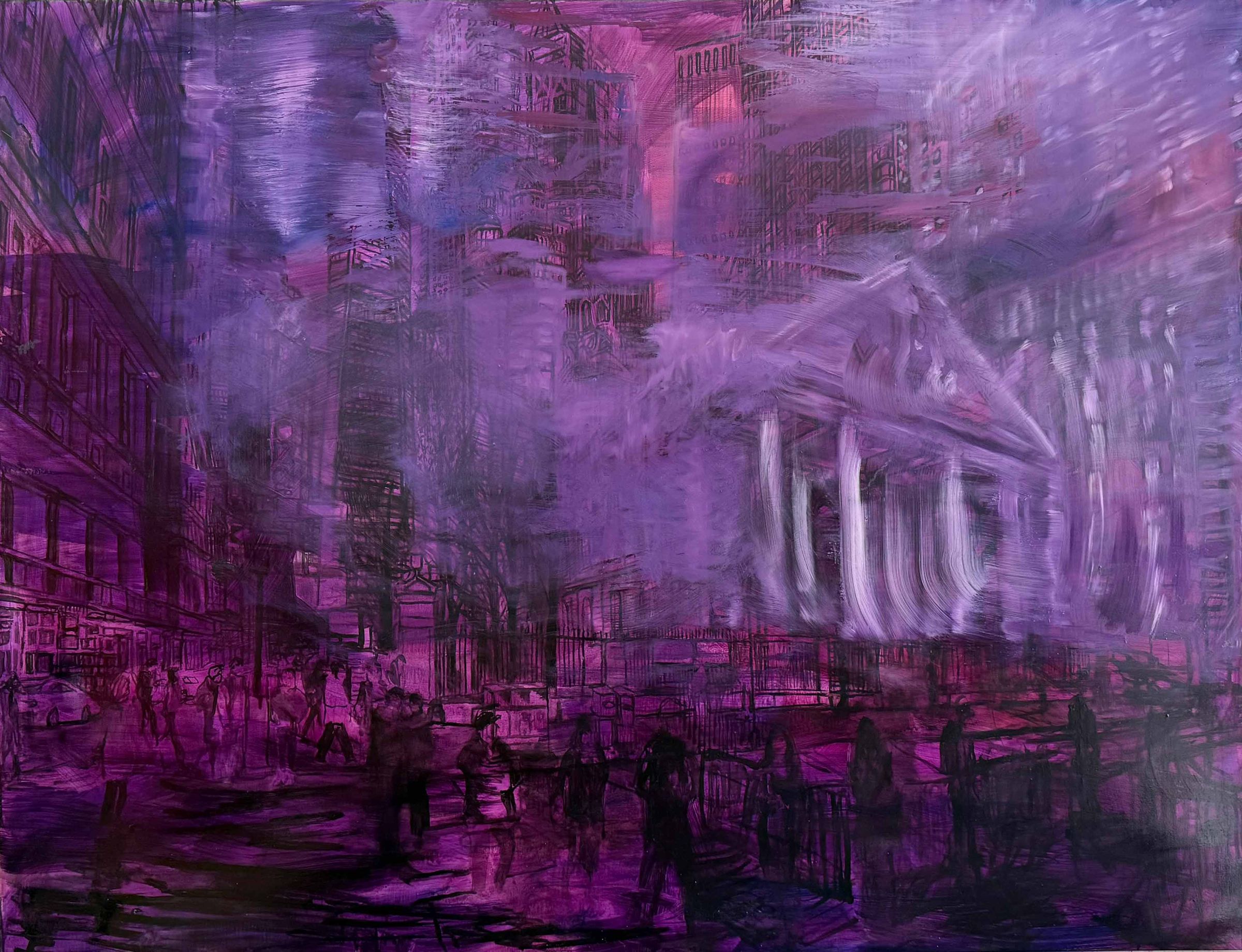 Maleri af en byscene i lilla og pink toner med mennesker og bygninger, hvor motivet fremstår sløret og lagdelt.