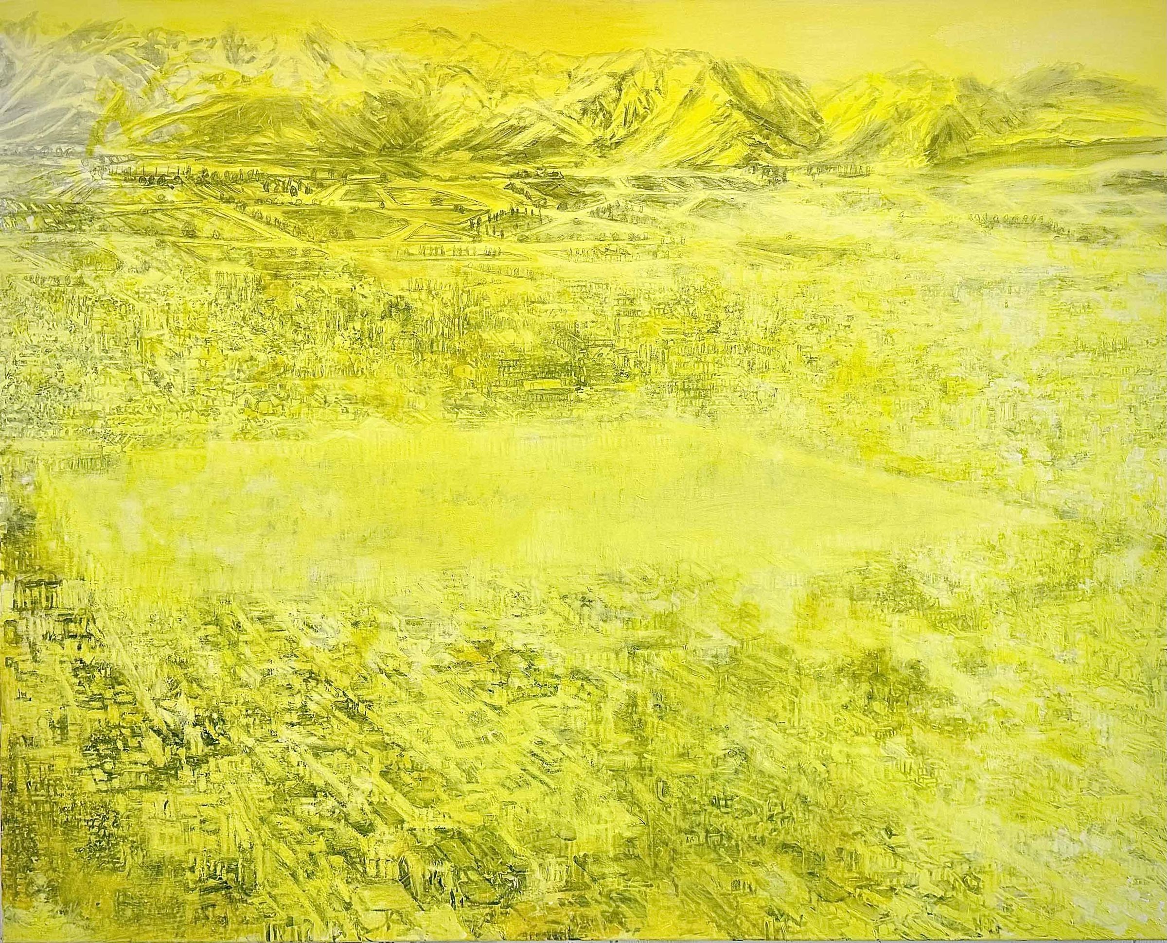 Maleri i stærke gule toner af en by og et landskab med bjerge i baggrunden set fra oven.