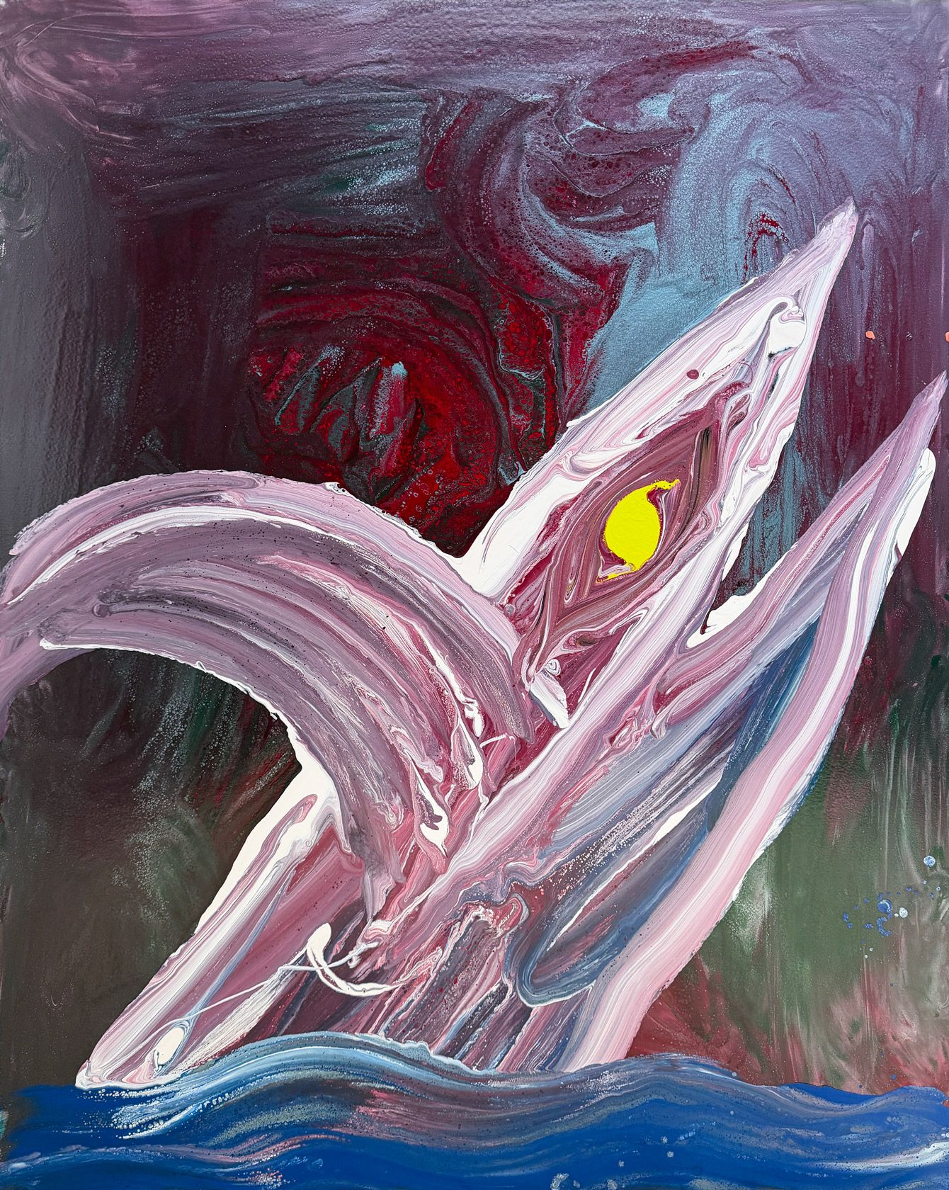 Abstrakt maleri af en havlignende form i pink og hvide nuancer med gult øje over blå bølger.