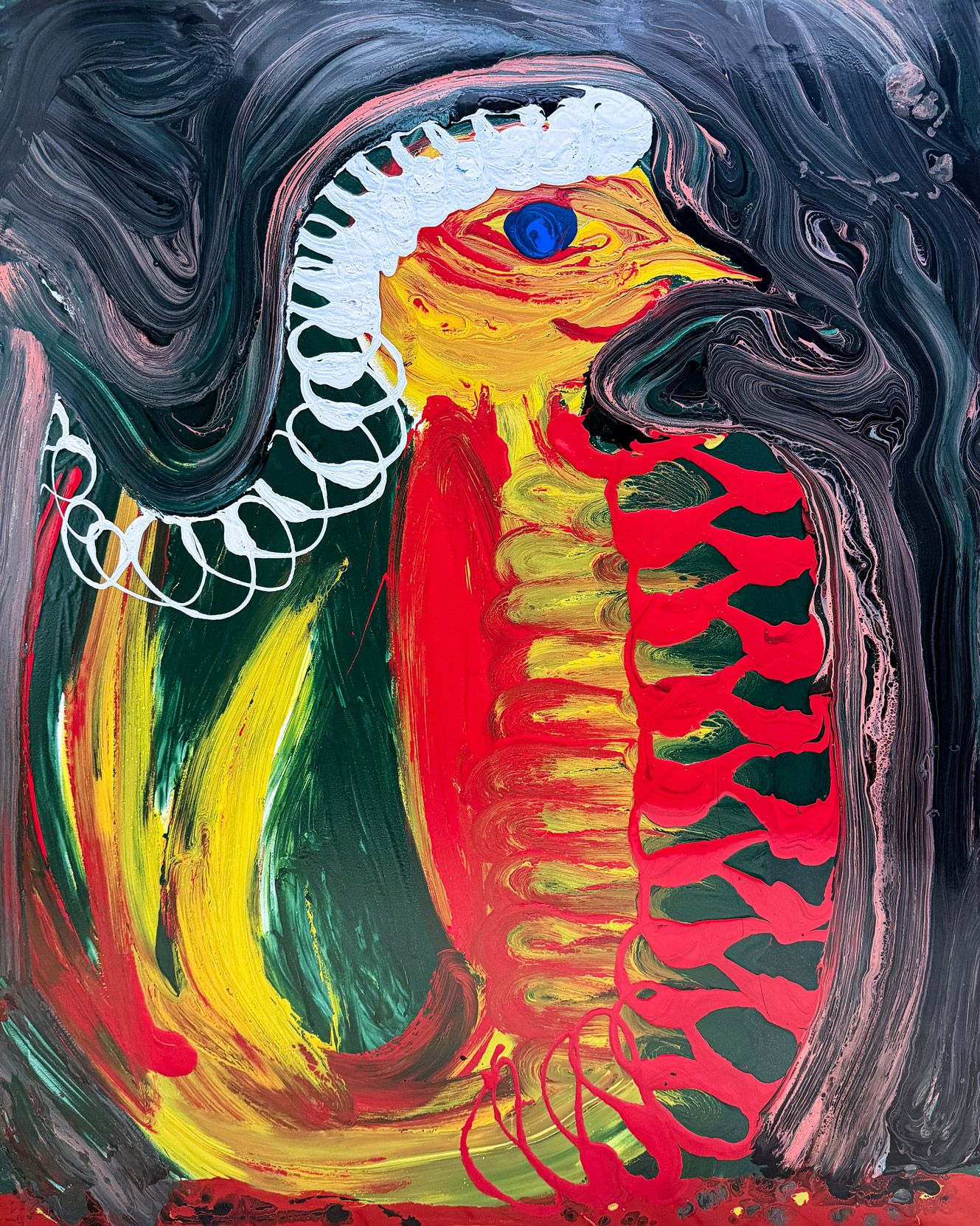 Farverigt abstrakt maleri med en organisk figur og tydelige røde og gule former på mørk baggrund.