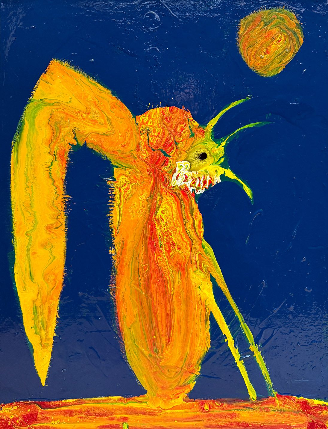 Farverigt maleri af en gul og orange figur med lange former på mørk blå baggrund.