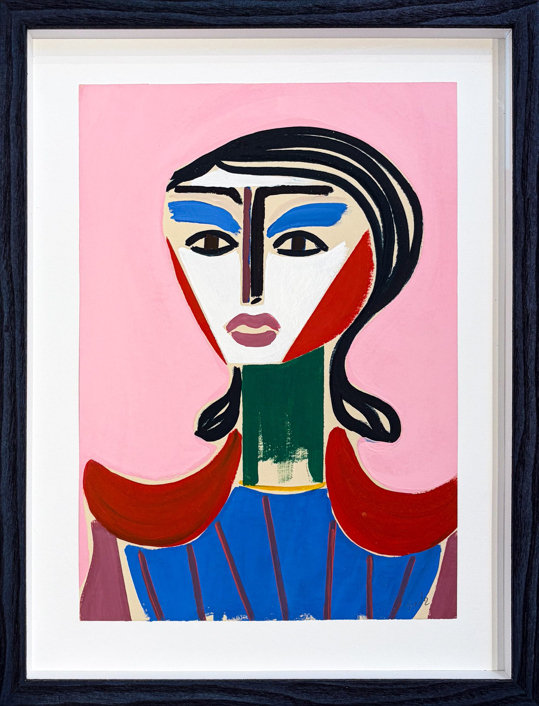 Stiliseret portræt med blå øjenbryn og rosa baggrund i stærke farver.