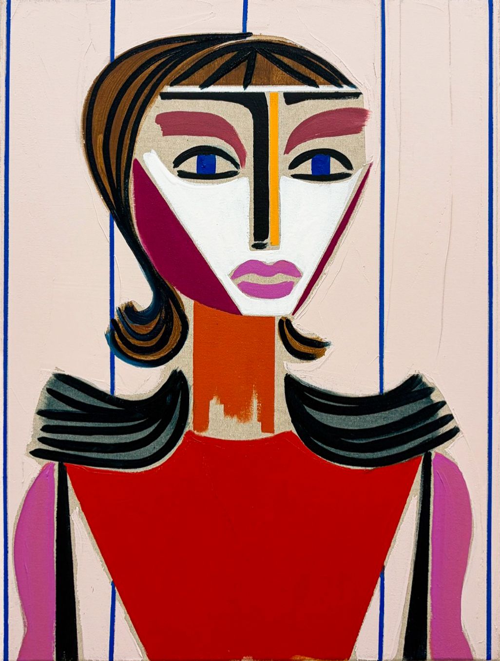 Stiliseret figur med rød top og grafisk ansigt foran baggrund med vertikale linjer.