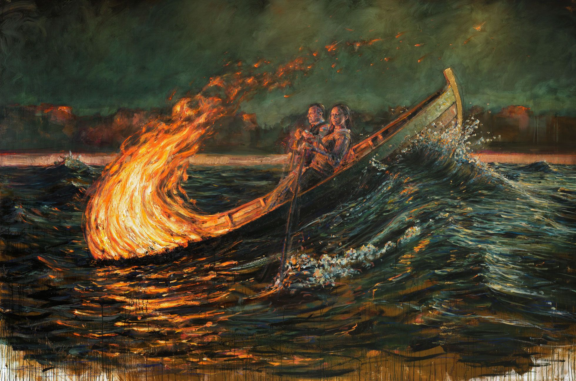 To personer sidder i en båd på et mørkt hav, mens en stor flamme brænder fra bådens forende.