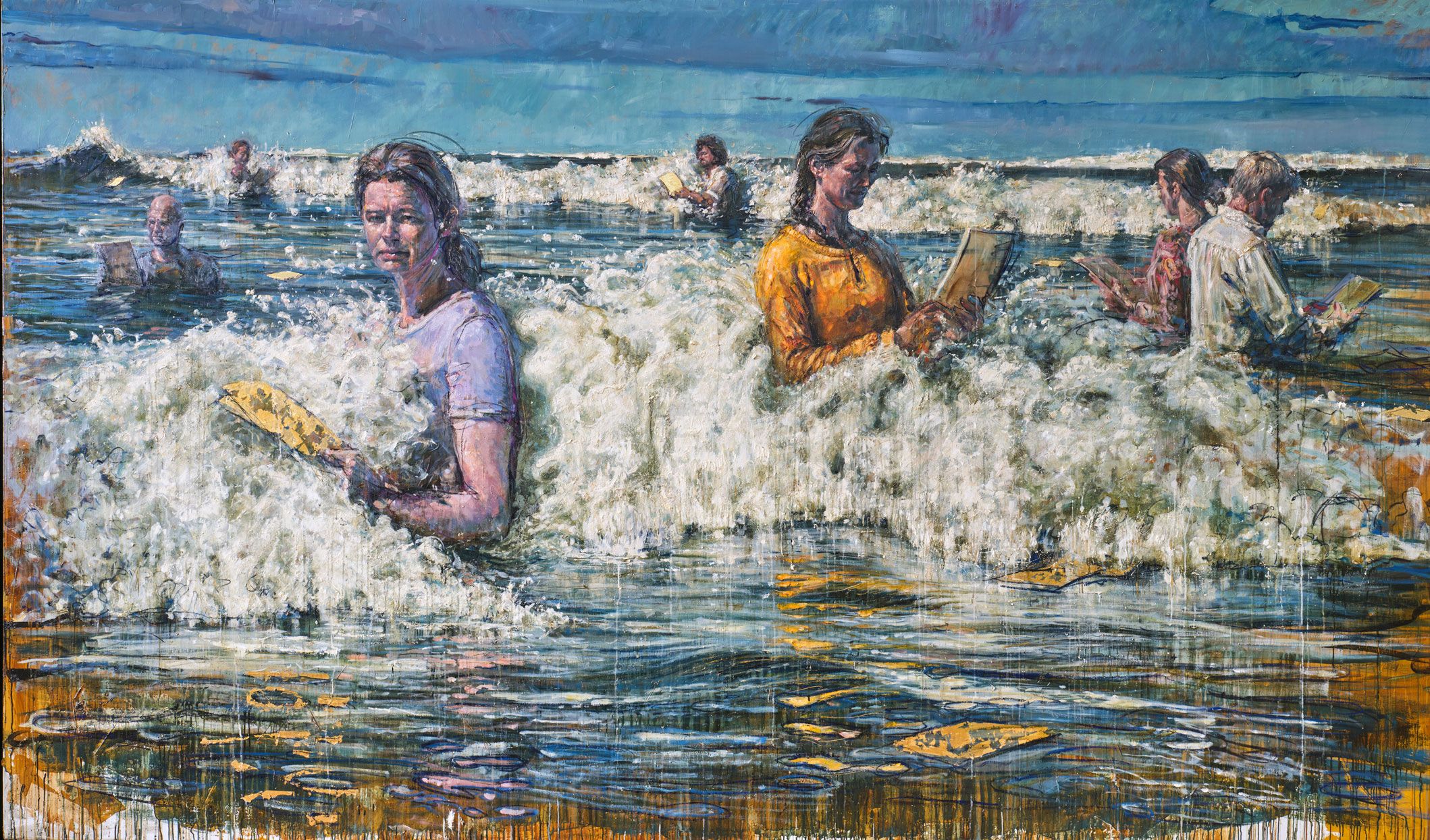 Flere mennesker står i havets bølger og læser papirer, mens vandet slår omkring dem.