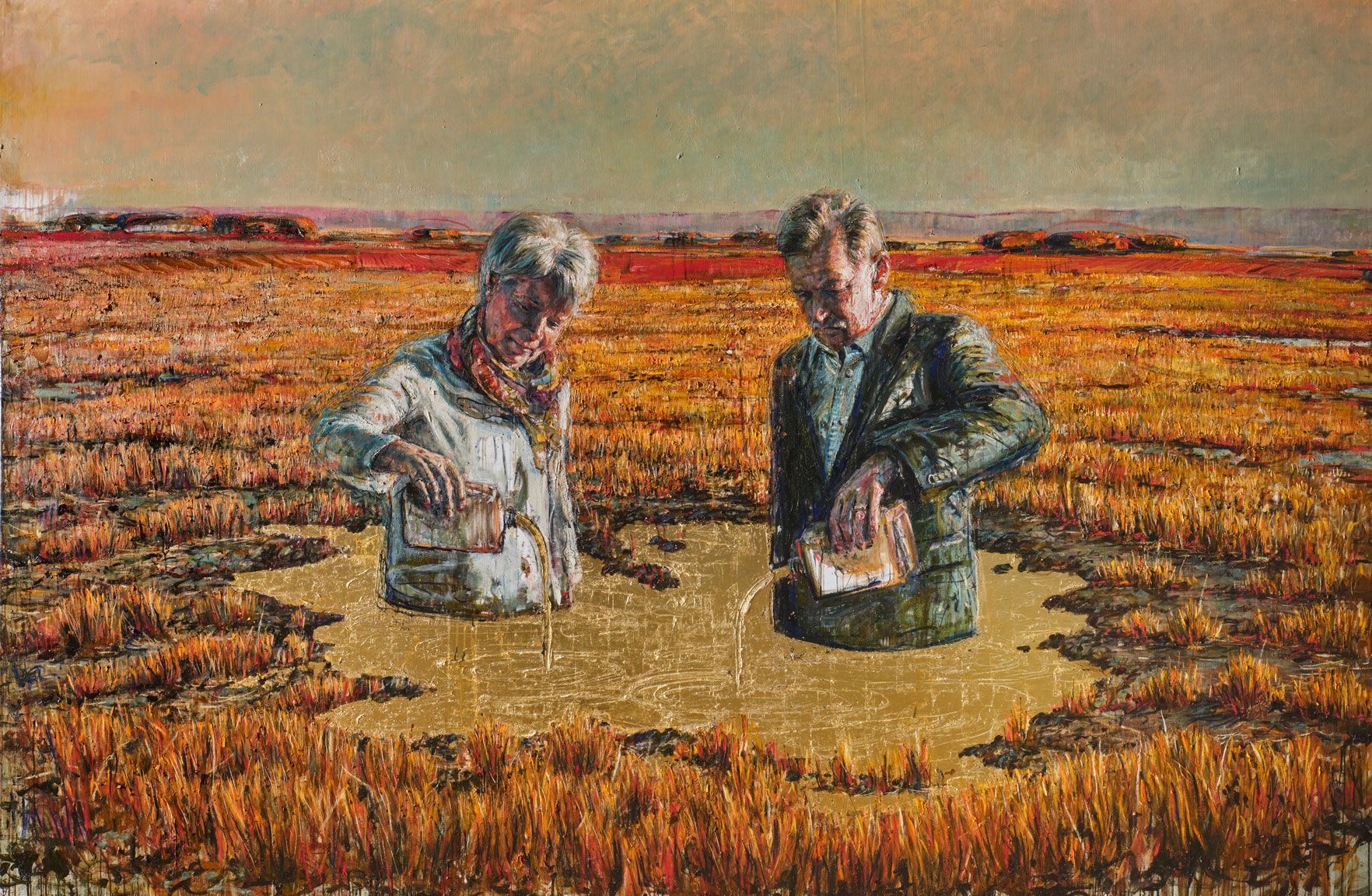 To personer står i en mudret sø i et gyldent landskab og hælder væske fra kander ned i vandet.