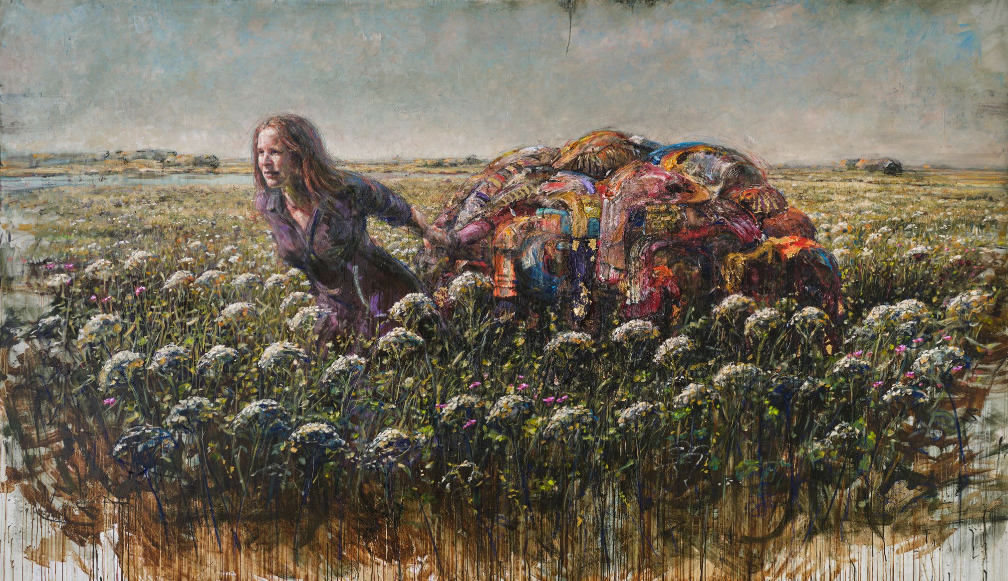 Kvinde trækker en farverig, organisk masse gennem en blomstrende eng i et ekspressivt landskabsmaleri.
