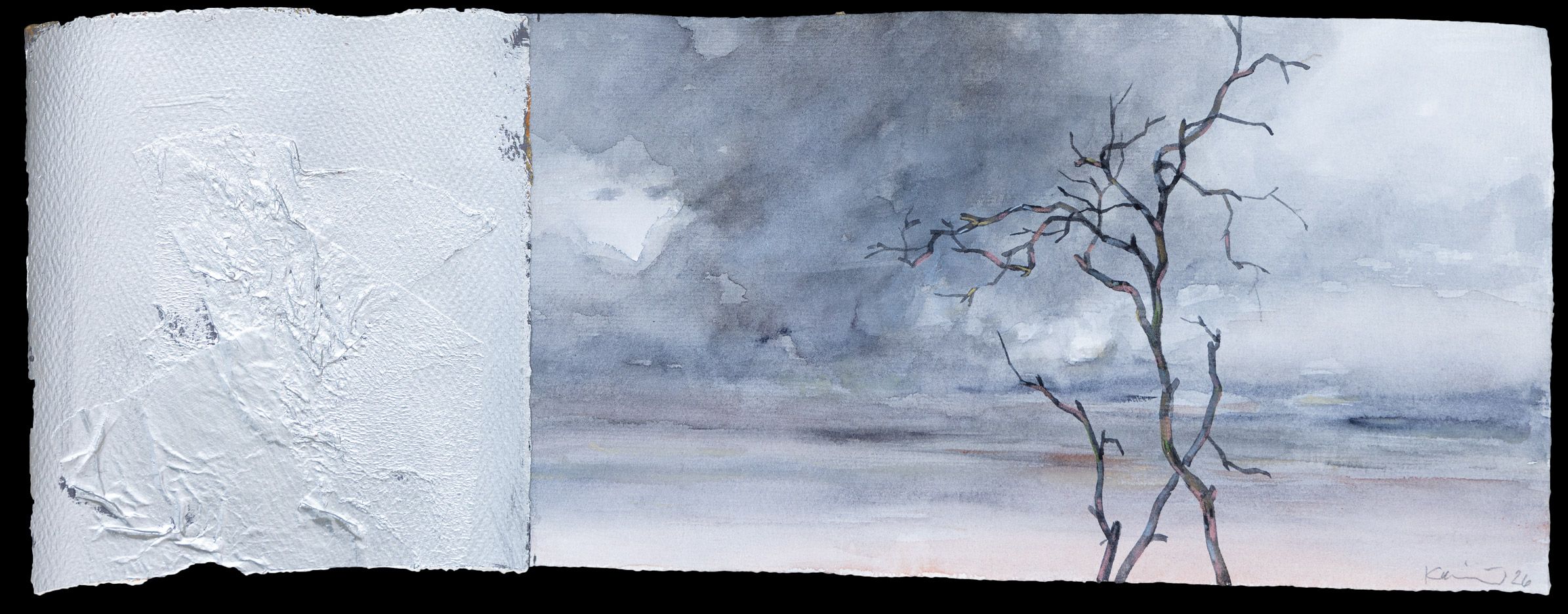 Akvarel og mixed media af et bladløst træ mod en grå, diset himmel med en struktureret hvid flade til venstre.