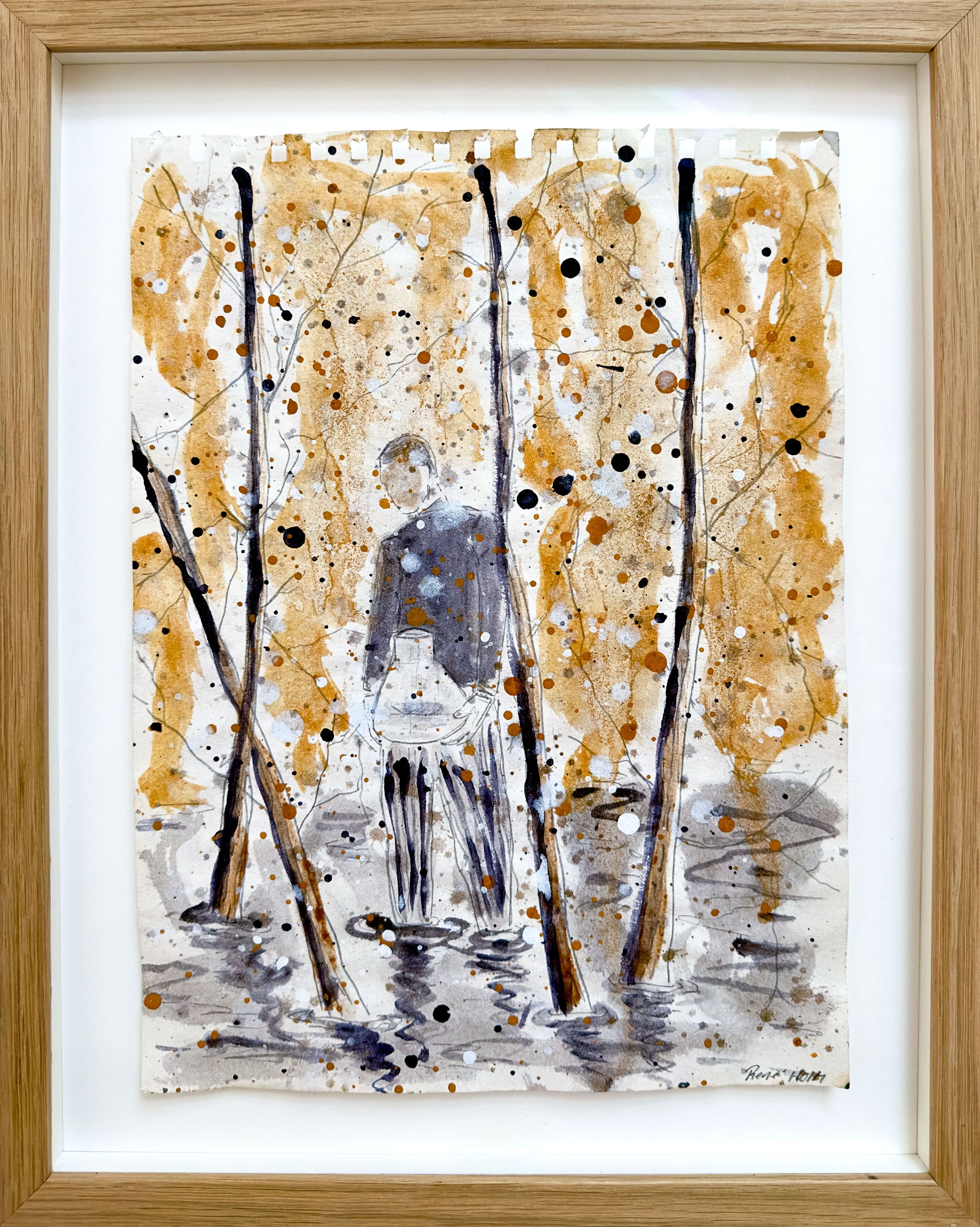 Figur står i vand mellem træstammer i gyldent skovlandskab, akvarel.